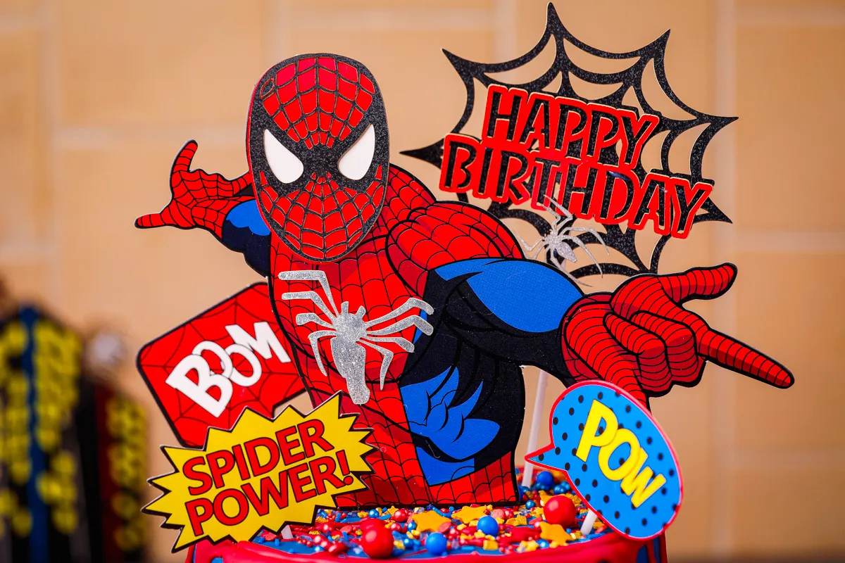 Detailaufnahme von roten Biskuitböden, bereit zum Stapeln für die Spiderman Torte.