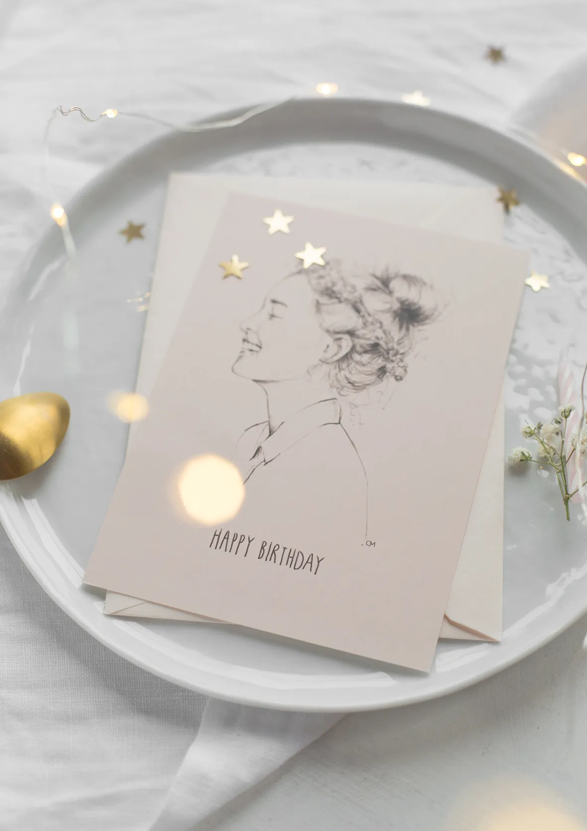 Detaillierte Ansicht der zweistöckigen Torte mit Blütenverzierung