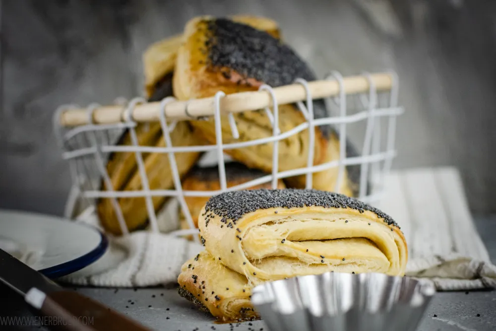 Detaillierte Ansicht des Teigs mit Butter vor dem Falten für die Zubereitung von Plundergebäck.