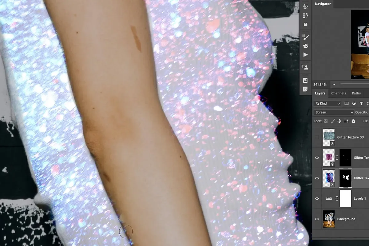 Detaillierte Ansicht einer Glitzertextur, die durch eine Ebenenmaske präzise auf die pinken Bereiche eines T-Shirts angewendet wird