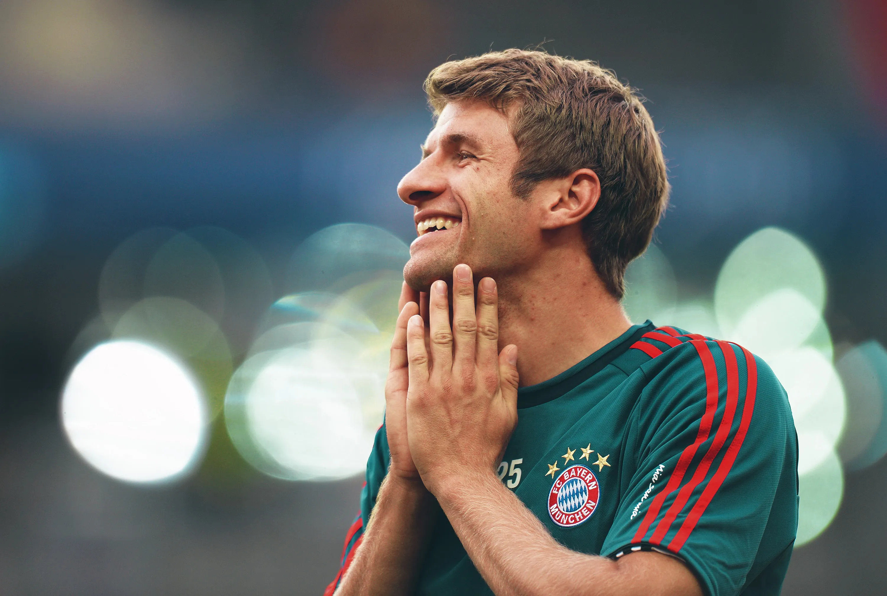 Deutsche Nationalspieler feiern ausgelassen auf dem Spielfeld nach einem bedeutenden Sieg im Rahmen ihrer beeindruckenden Entwicklung.