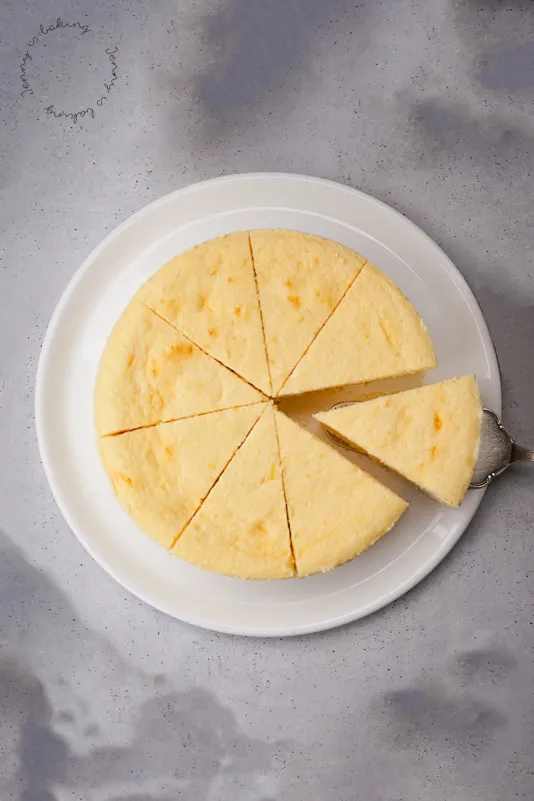 Deutscher Käsekuchen mit goldener Oberfläche