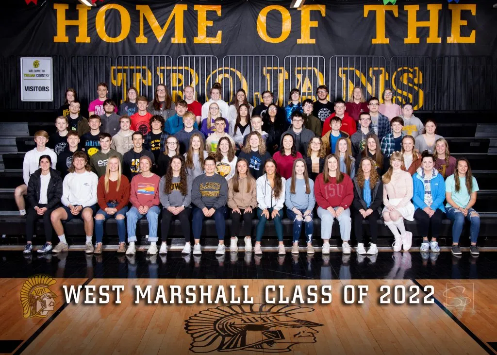 Die Abschlussklasse von West Marshall aus dem Jahr 2022 vor ihrem feierlichen Gebäude