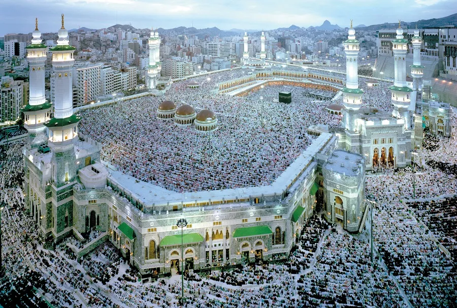 Die Al-Haram-Moschee in Mekka mit der Kaaba, einem großen, reich verzierten schwarzen Würfel, im Innenhof.