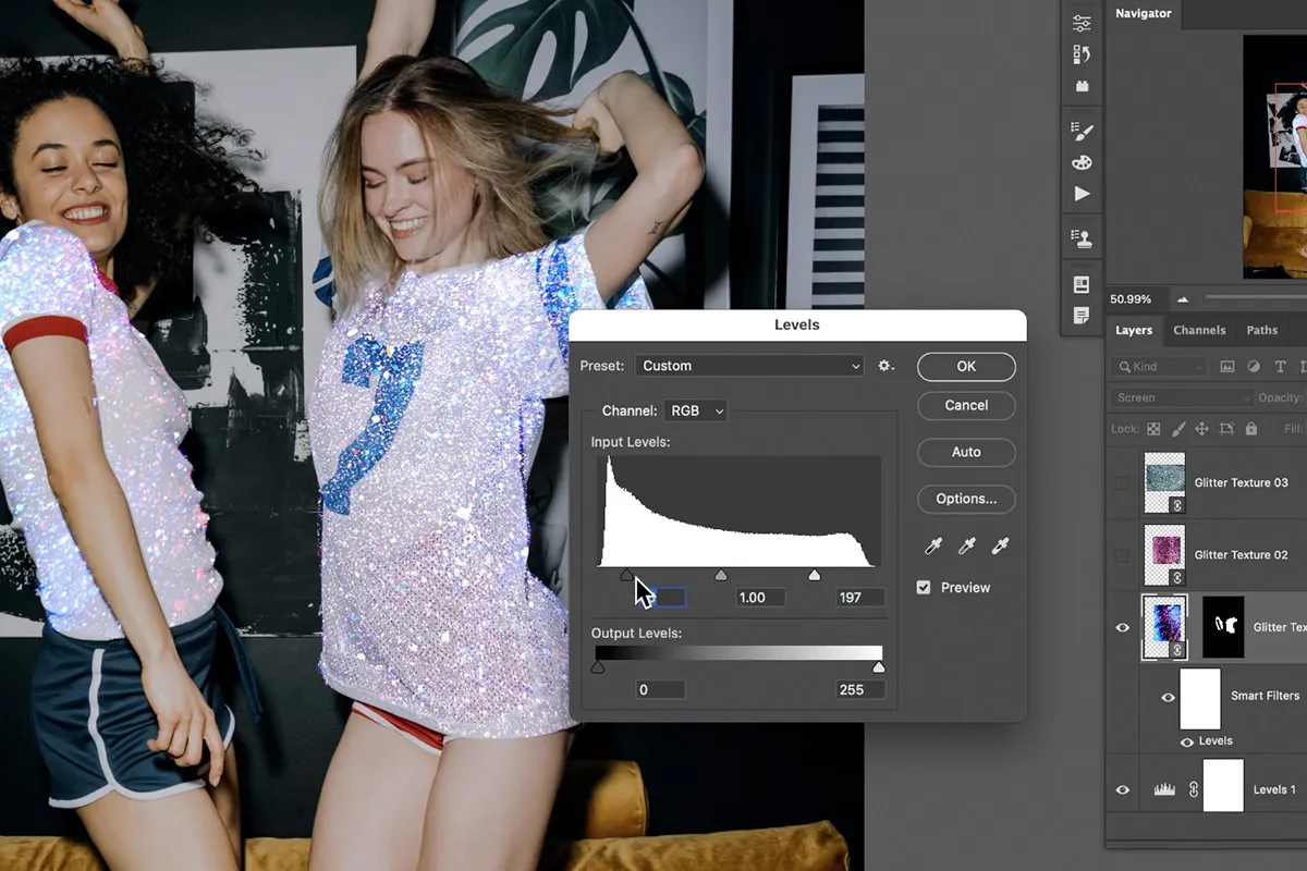 Die Anpassungsebene Tonwertkorrektur in Photoshop, die zeigt, wie der Lichter-Regler nach links bewegt wird, um den Hintergrund abzudunkeln