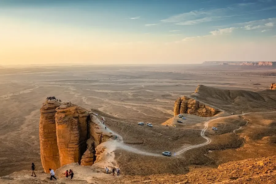 Die atemberaubende Landschaft am Edge of the World, einer der beeindruckendsten Natursehenswürdigkeiten Saudi-Arabiens, mit weiten Blicken über Wüstenklippen.