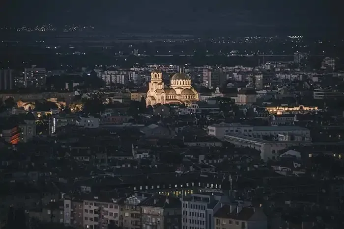 Die beeindruckende Alexander-Newski-Kathedrale in Sofia, Bulgarien, bei Nacht