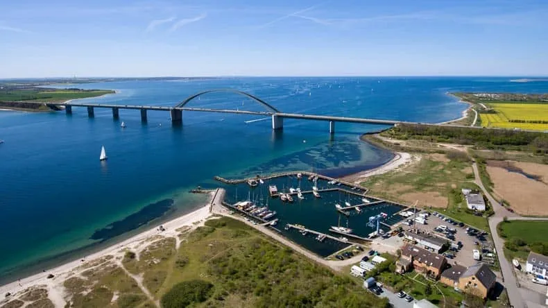 Die beeindruckende Fehmarnsundbrücke, die die Insel Fehmarn mit dem Festland verbindet