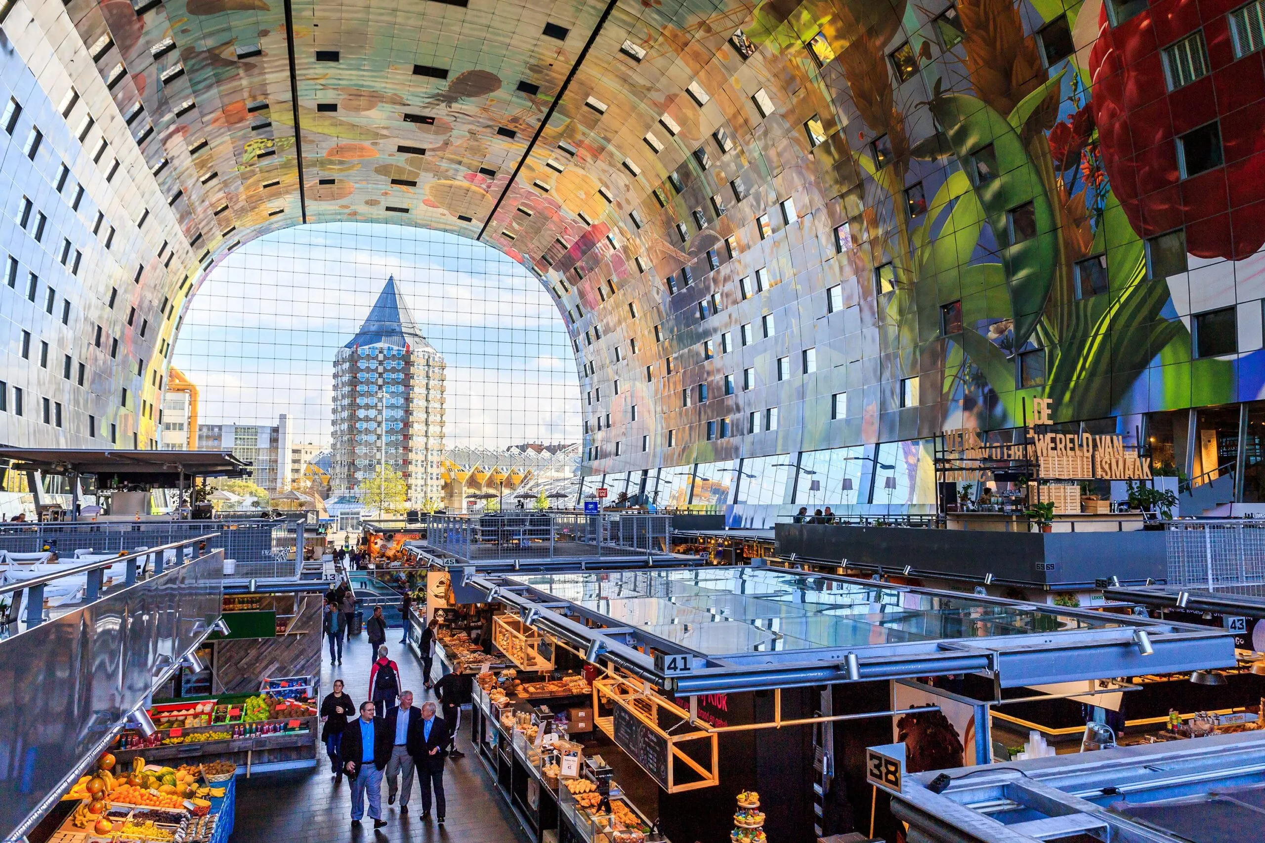 Die beeindruckende Markthal in Rotterdam, Niederlande, ein kulinarisches und architektonisches Highlight