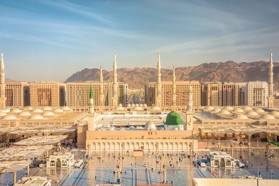 Die beeindruckende Moschee Al Masjid An Nabawi im Zentrum von Medina, die jährlich von Millionen Gläubigen besucht wird.