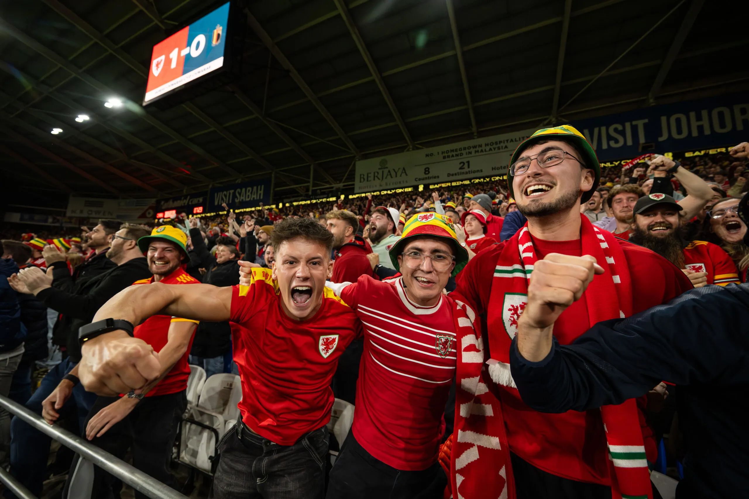 Die begeisterte "Red Wall" bei einem Spiel der walisischen Nationalmannschaft