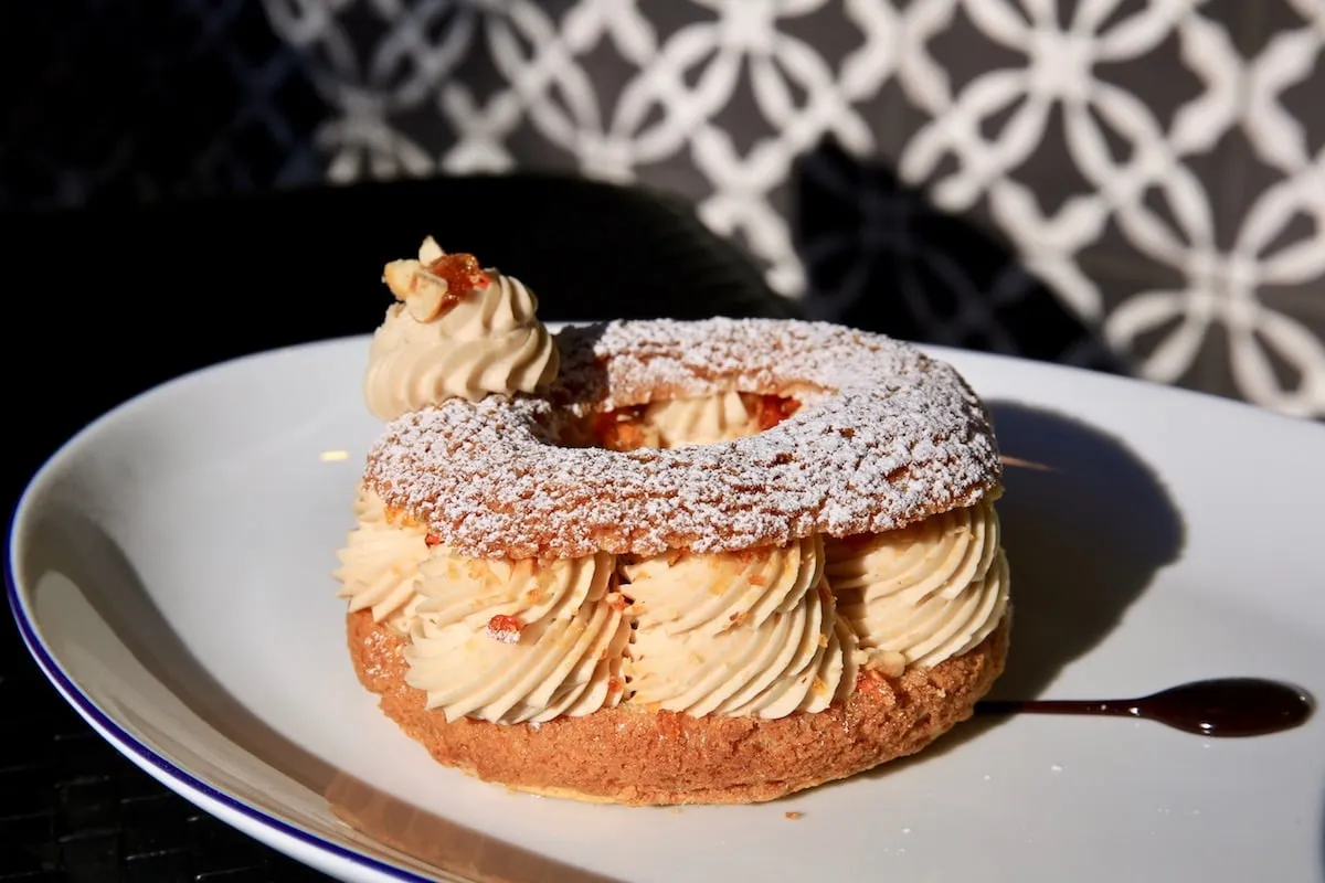 Die Brasserie Liberté bietet auf ihrer Wochenend-Brunchkarte sowohl süße als auch herzhafte Speisen an, darunter frisch zubereitetes Gebäck.