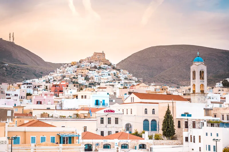 Die charmante Inselhauptstadt Ermoupoli auf Syros, ein beliebtes Reiseziel