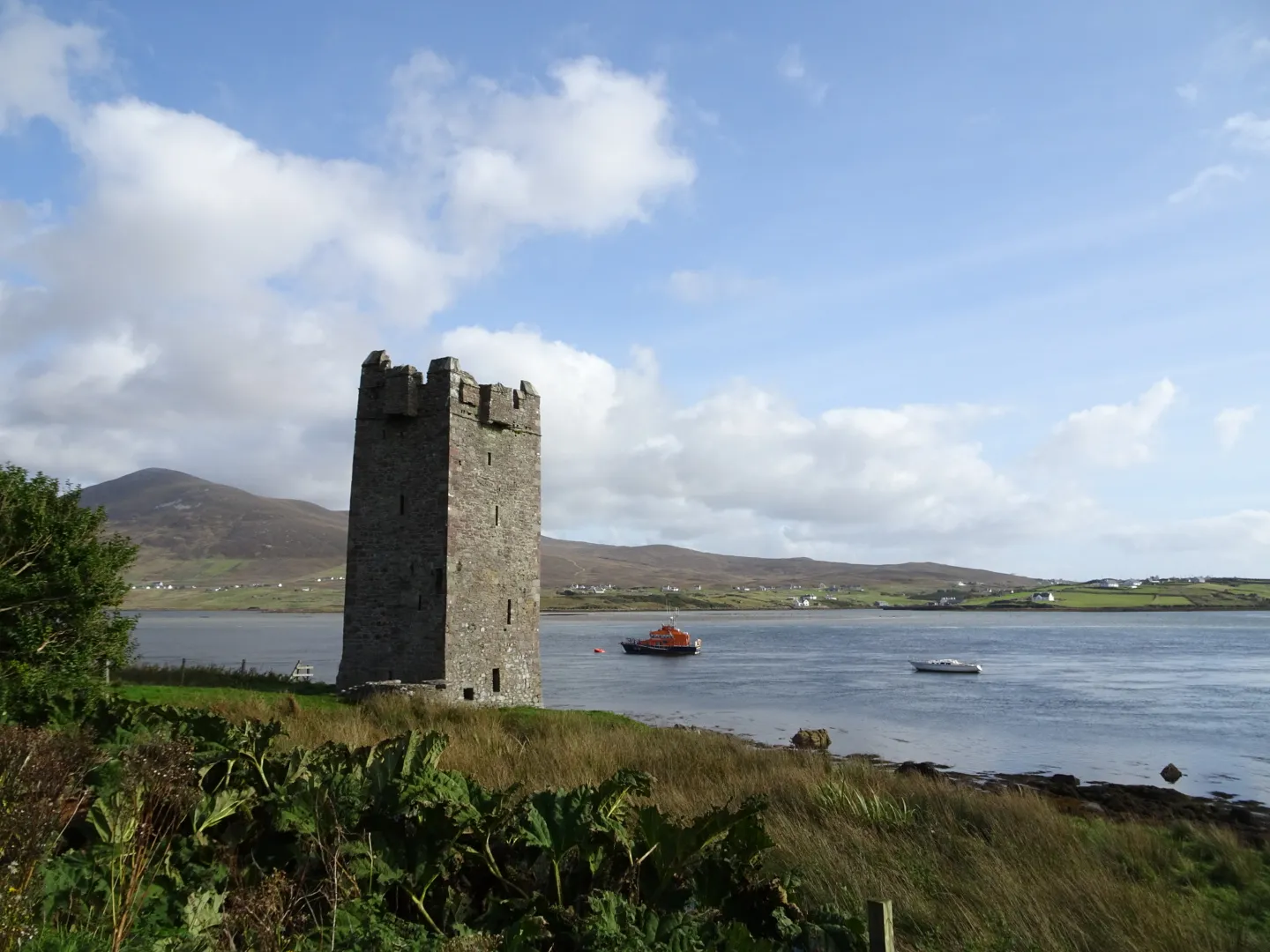 Die dramatische und raue Landschaft von Achill Island mit Bergen und Mooren
