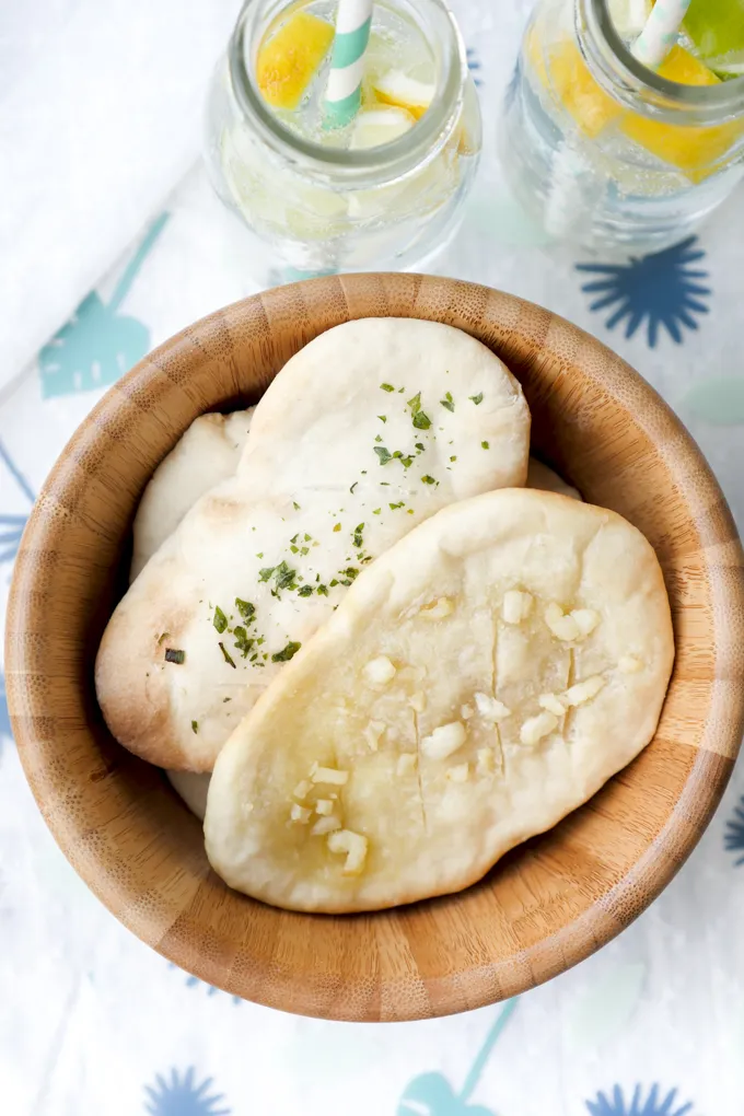 Die drei Hauptzutaten für schnelles Fladenbrot: Mehl, Backpulver und Naturjoghurt.