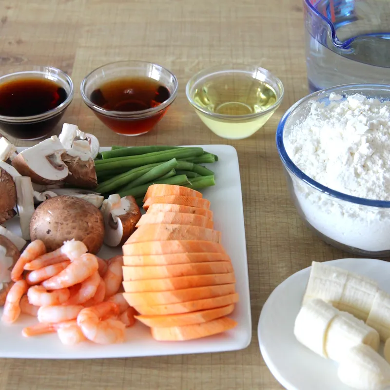 Die einzelnen Zutaten für den Tempura-Teig, bestehend aus Mehl, Kartoffelstärke, Backpulver und Salz.