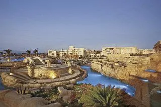 Die elegante Poolanlage des Kempinski Soma Bay Hotels in Ägypten mit Palmen und Blick auf das Meer