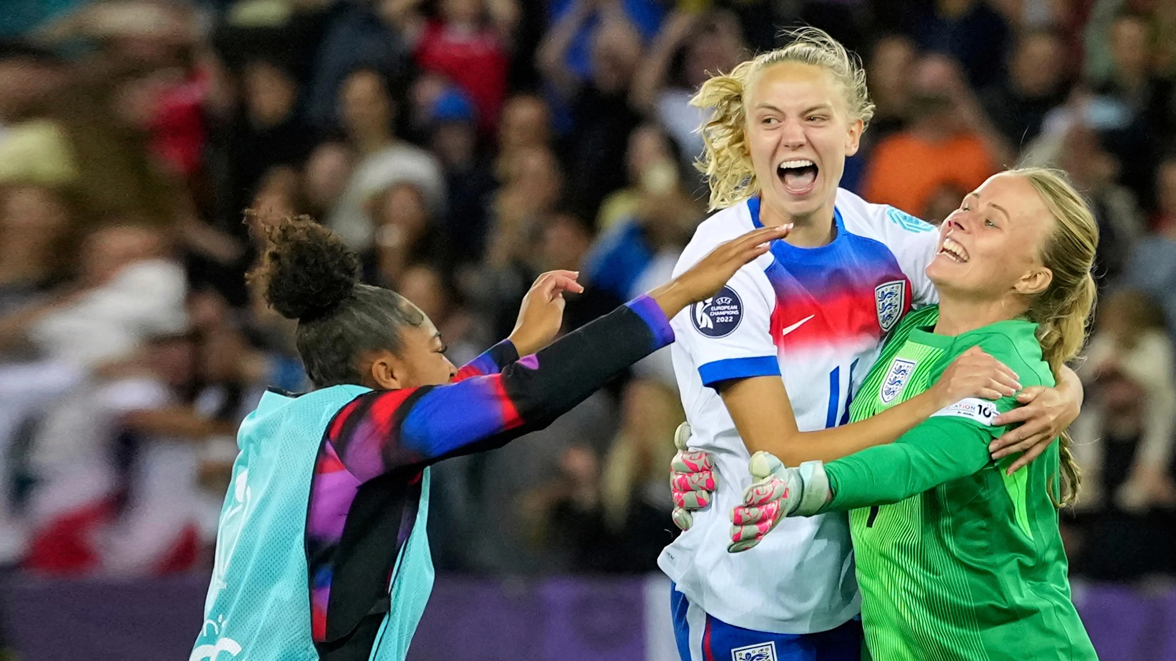 Die englischen Spielerinnen feiern euphorisch den Einzug ins EM-Halbfinale nach einem dramatischen Elfmeterschießen.
