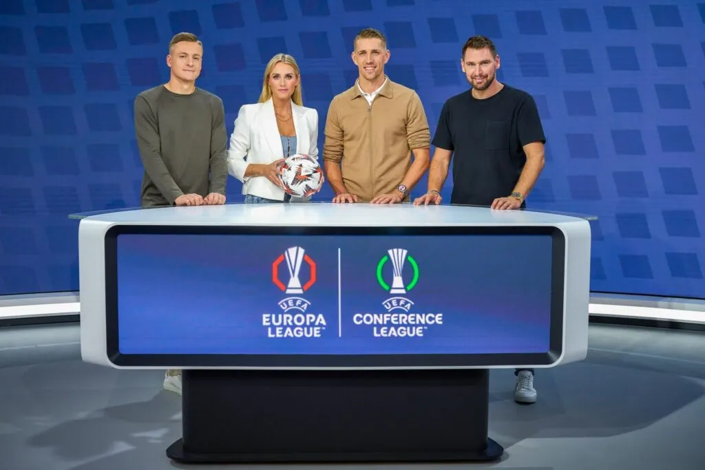 Die Experten Felix Kroos, Nils Petersen, Patrick Helmes und die Moderatorin Anna Kraft bereiten sich auf die Übertragung vor.