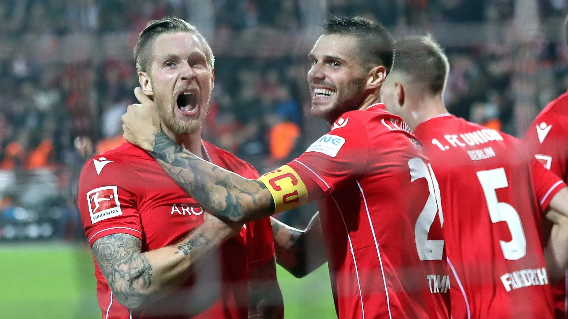 Die Fans von Union Berlin feiern den ersten Bundesliga-Derbysieg über Hertha BSC im eigenen Stadion.
