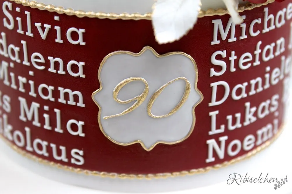 Die fertige Torte mit allen Dekorationselementen