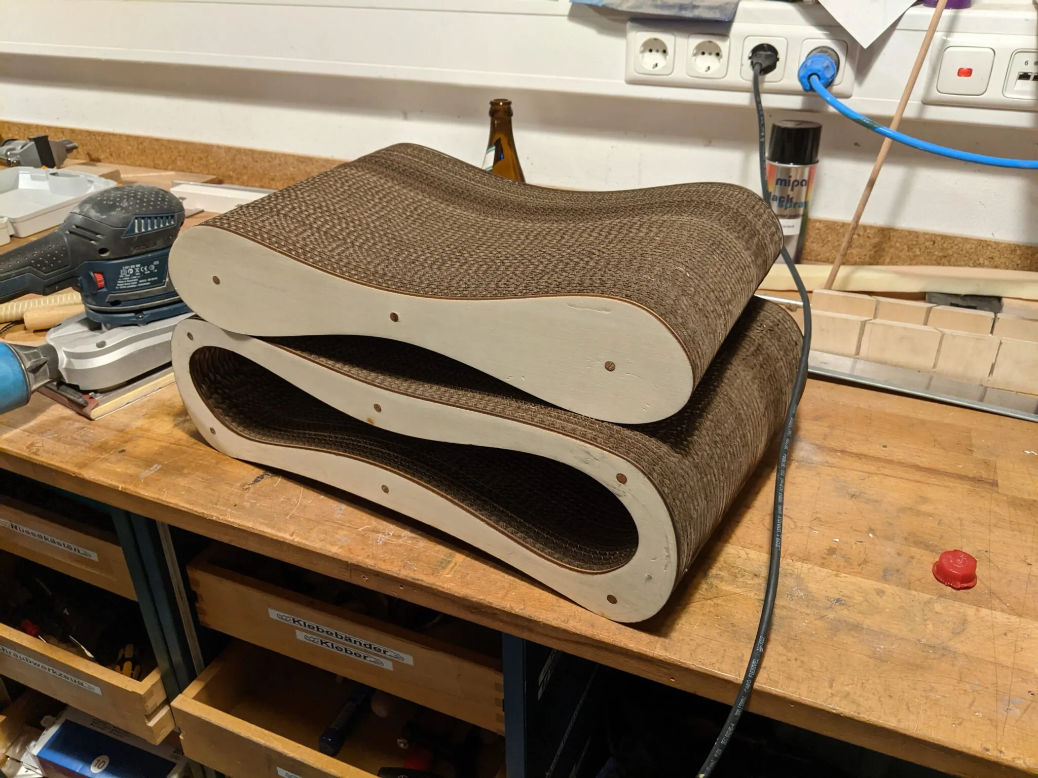 Die fertigen Katzenliegen und Katzenkratzbretter nach der Montage