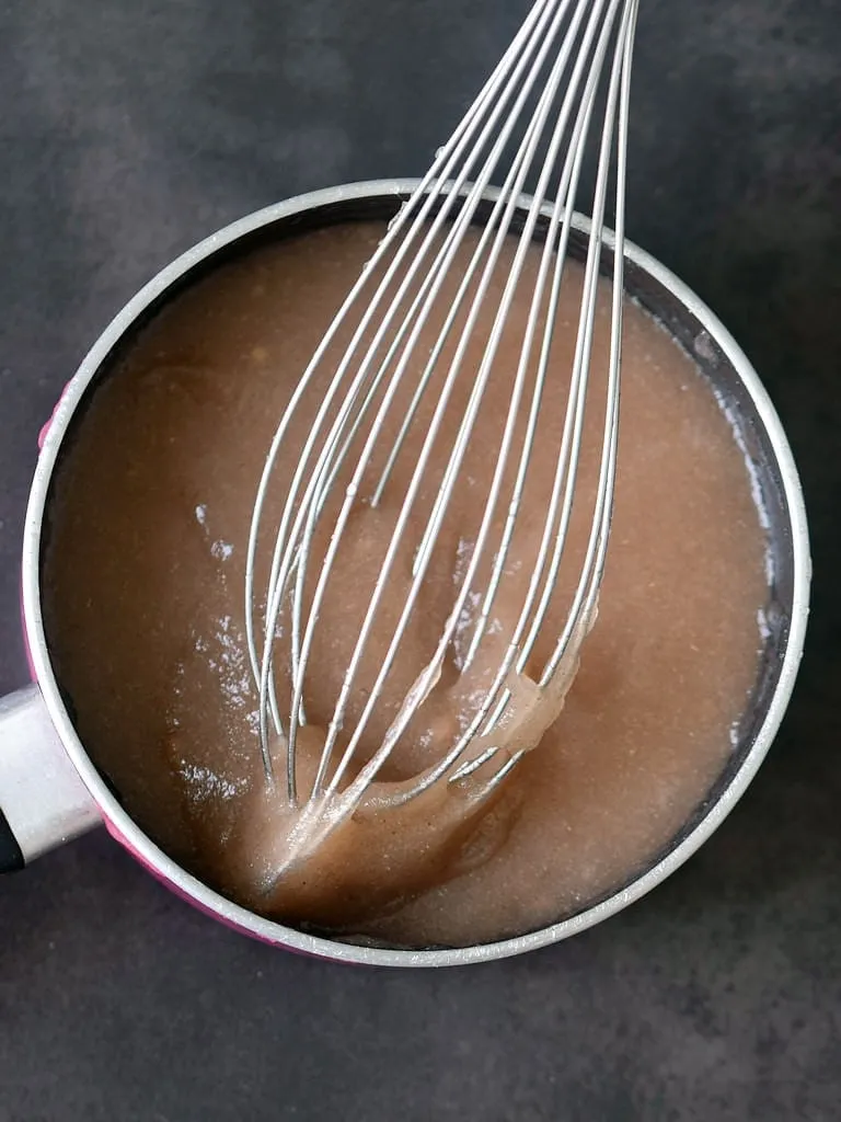 Die frisch angerührte Flohsamenschalen-Gel-Mischung in einer Glasschüssel, die schnell andickt