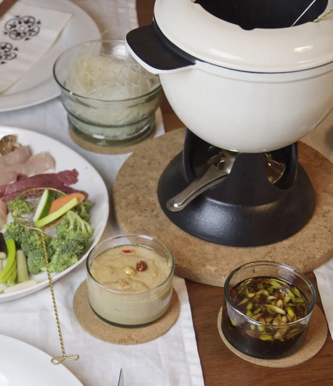 Die frisch gekochte Brühe wird in den Fonduetopf gegossen, bereit für das Gemüsefondue