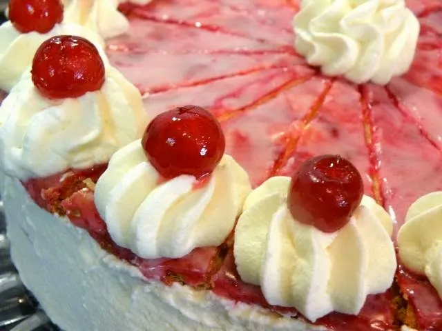 Die frisch zubereitete Holländische Sahnetorte auf einer festlichen Tortenplatte