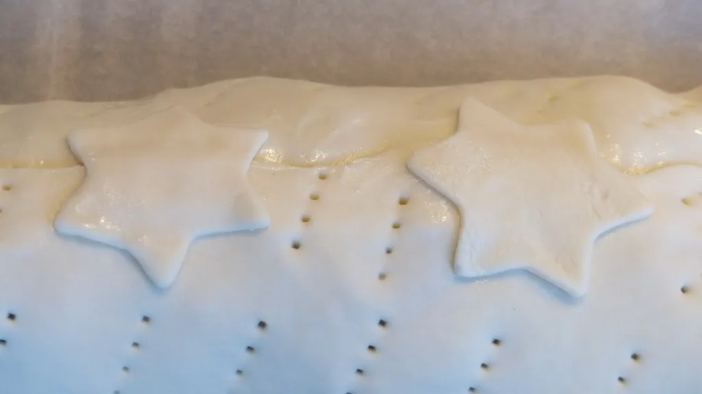 Die Füllung aus Brät wird auf dem ausgebreiteten Blätterteig verteilt und das Schweinefilet daraufgelegt