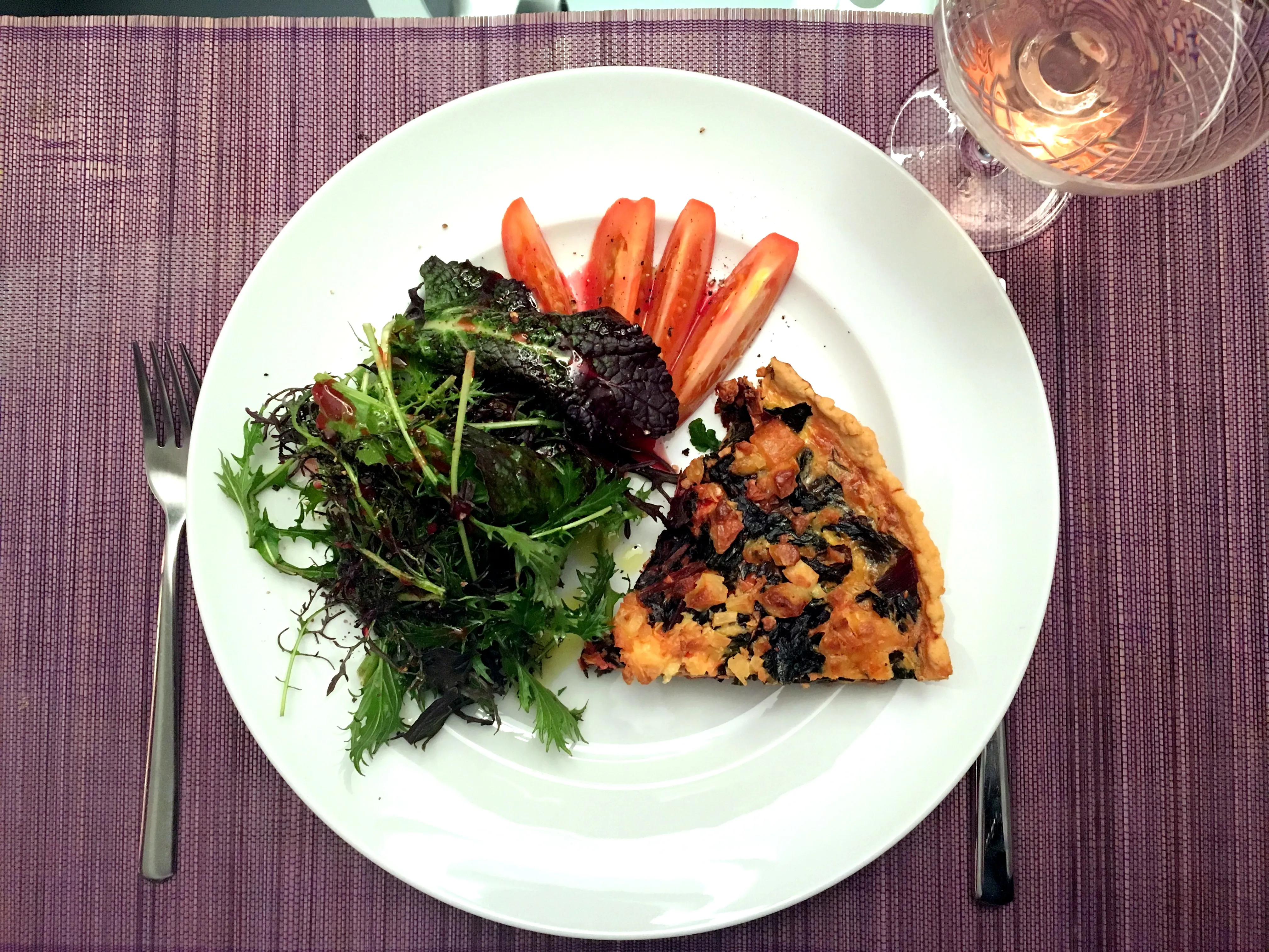 Die goldbraune und perfekt gebackene Mangold Quiche frisch aus dem Ofen