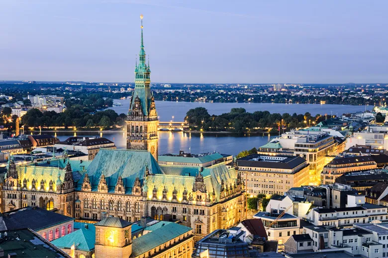Die imposante Elbphilharmonie in Hamburg bei Sonnenuntergang, spiegelt sich im Wasser der Elbe