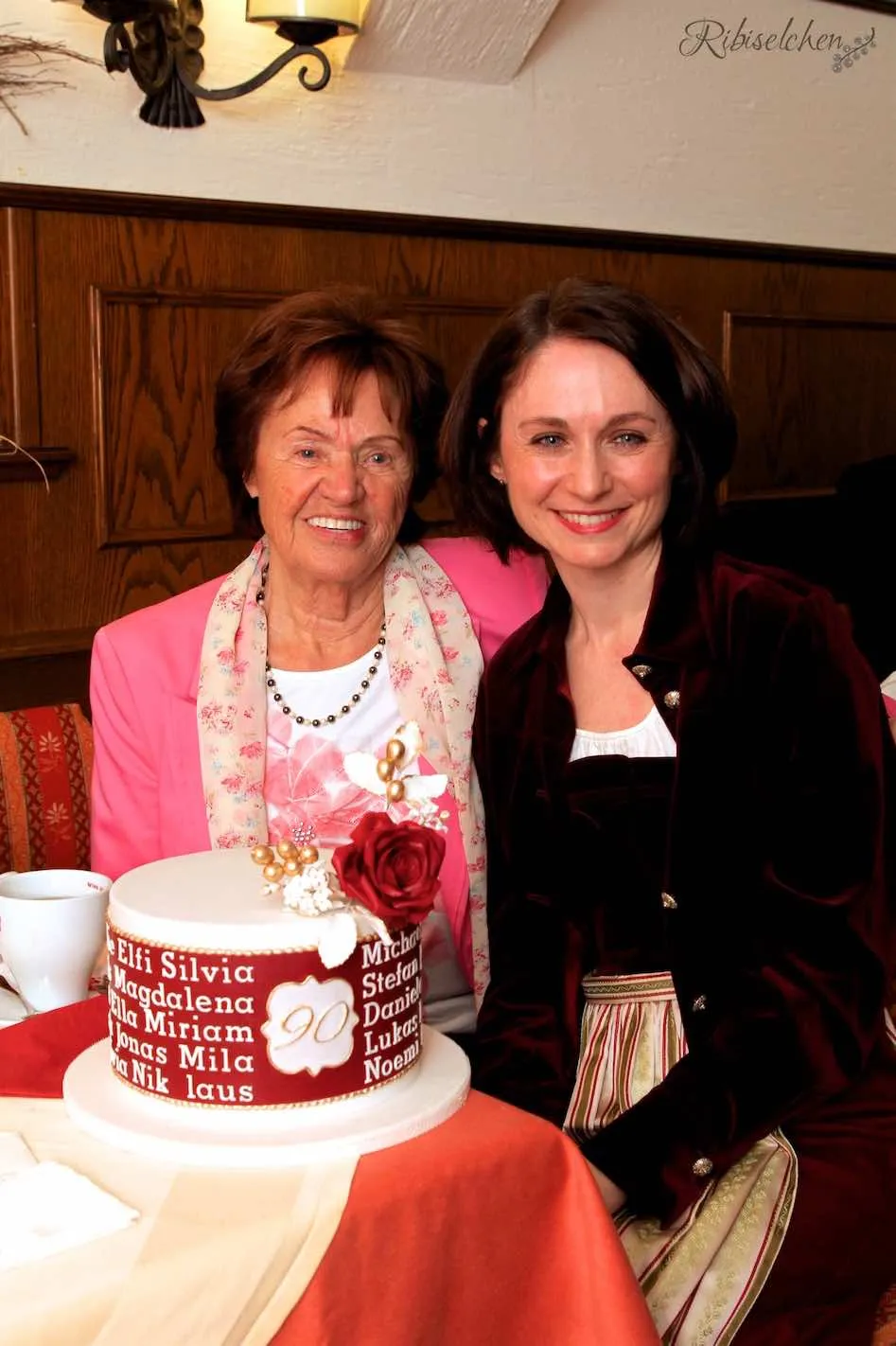 Die Jubilarin mit ihrer beeindruckenden Geburtstagstorte
