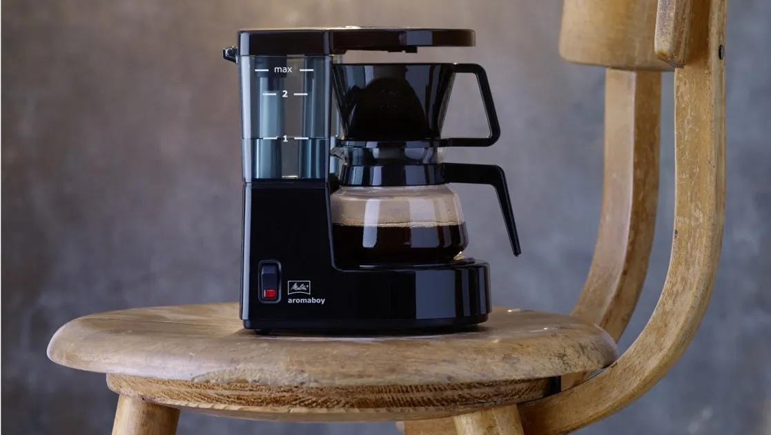 Die Kaffeefiltermaschine Melitta Aromaboy passt auch gut auf (behelfsmäßige) Nachttische