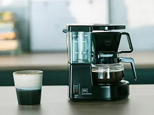 Die kompakte Melitta Aromaboy Filterkaffeemaschine steht platzsparend auf einer Anrichte