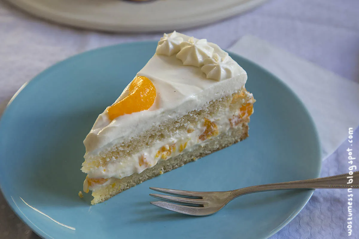 Die köstliche vegane Käsesahne-Torte, bereit zum Genuss, mit einer samtigen Textur