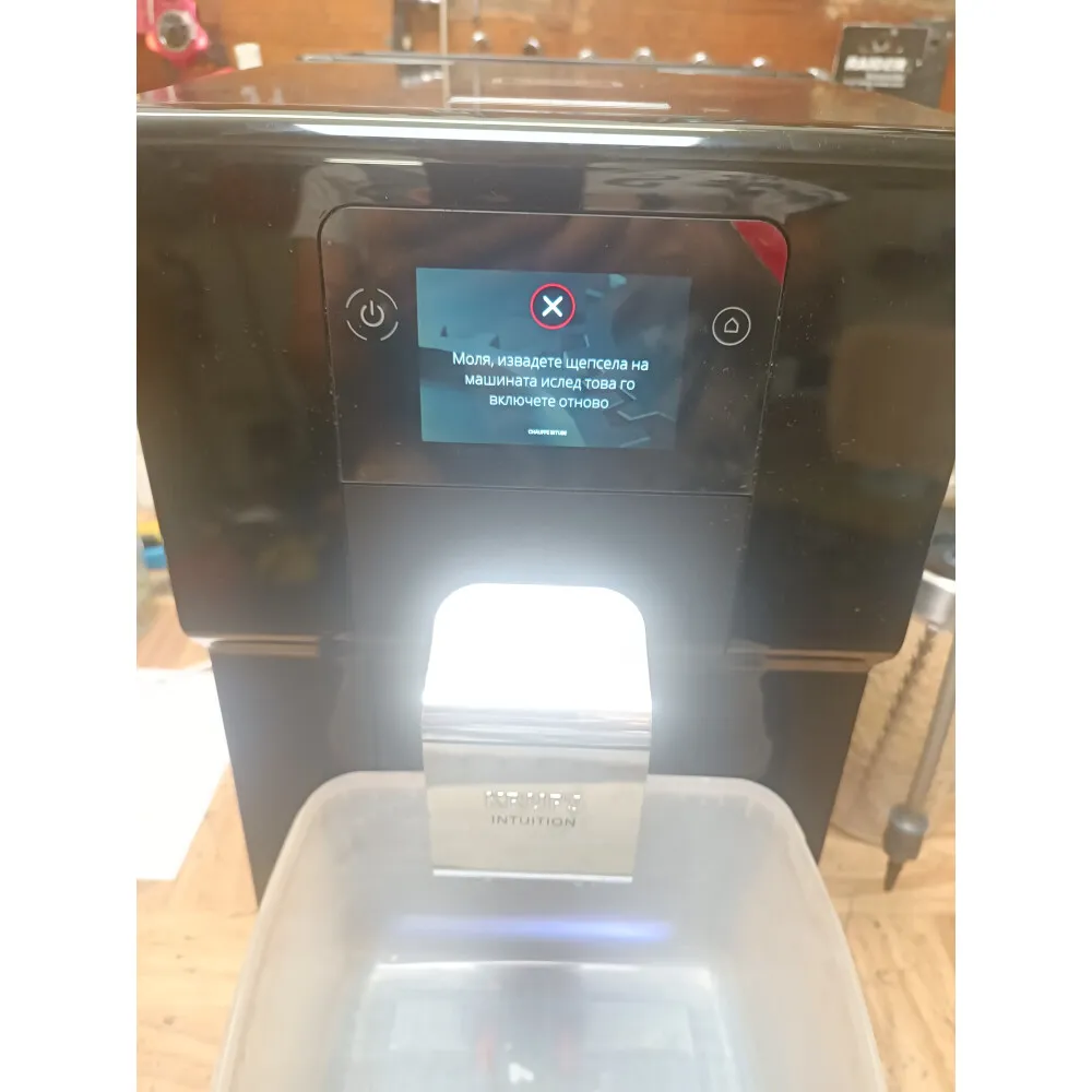 Die Krups Intuition Preference EA8738 Kaffeemaschine bei der Zubereitung eines Getränks, hervorhebend die Benutzerfreundlichkeit