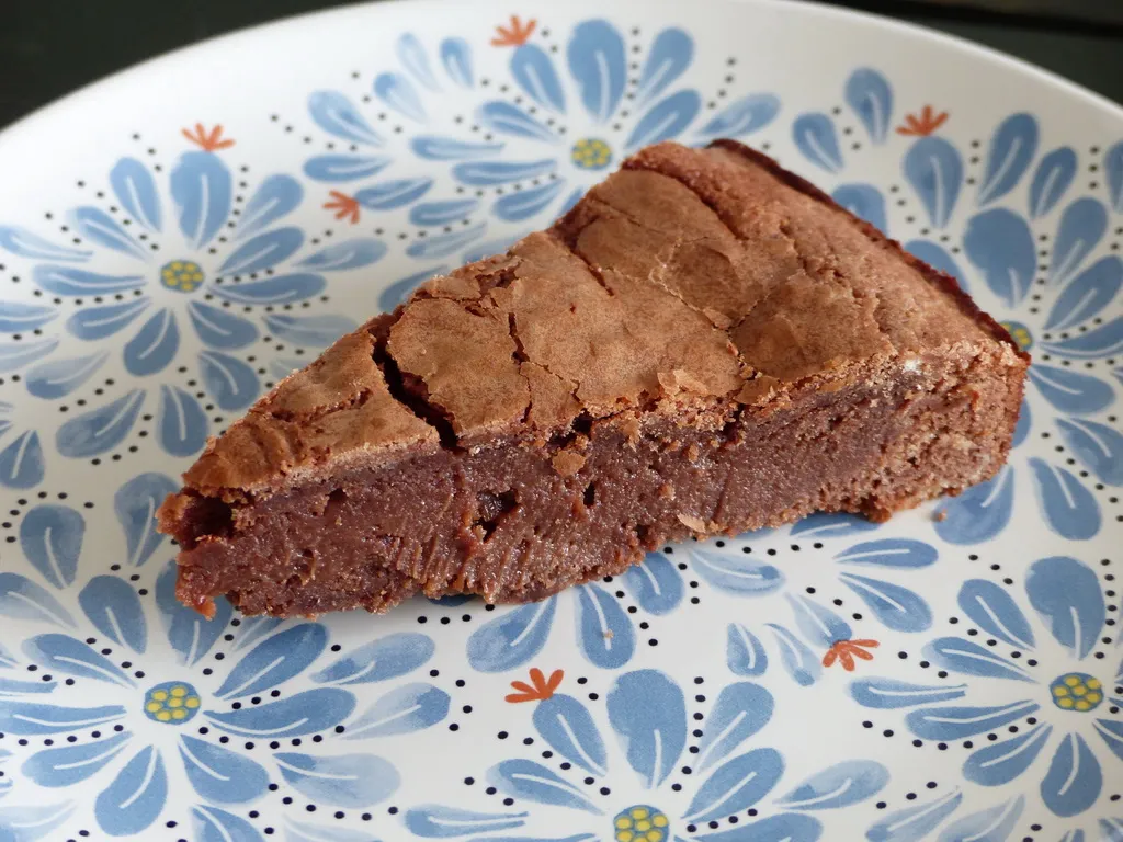 Die Kuchenform mit dem Teig steht bereit, um in den Ofen geschoben zu werden