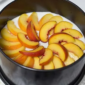 Die kunstvoll arrangierten Pfirsichspalten auf der fest gewordenen Mandelschicht