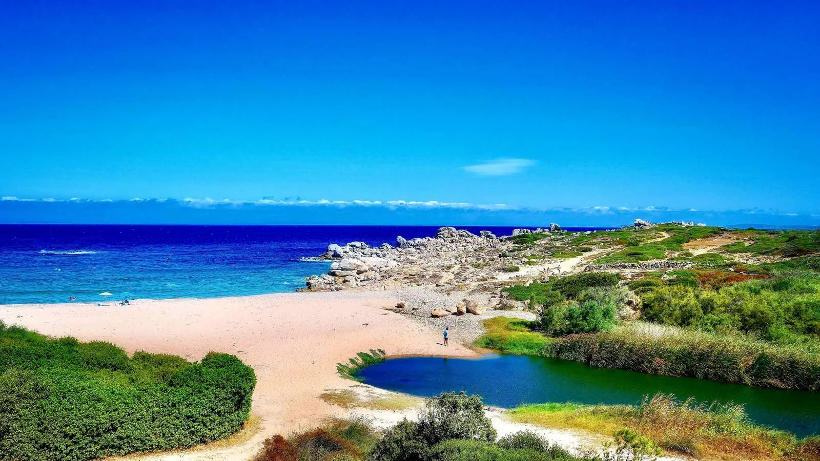 Die Küste der Gallura im Nordosten Sardiniens, bekannt für ihre bezaubernden Buchten und das türkise Meer.