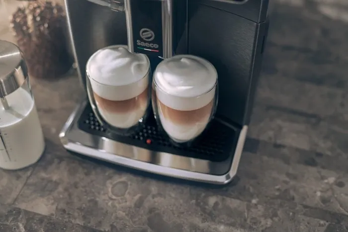Die LatteDuo-Funktion der Saeco GranAroma bereitet Einzel- oder Doppelportionen von Milchkaffeegetränken zu
