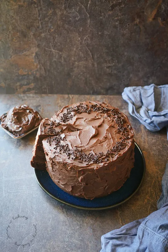 Die makellose Oberfläche der Schoko-Zucchini-Torte, einfach und elegant verziert mit Schokoraspeln