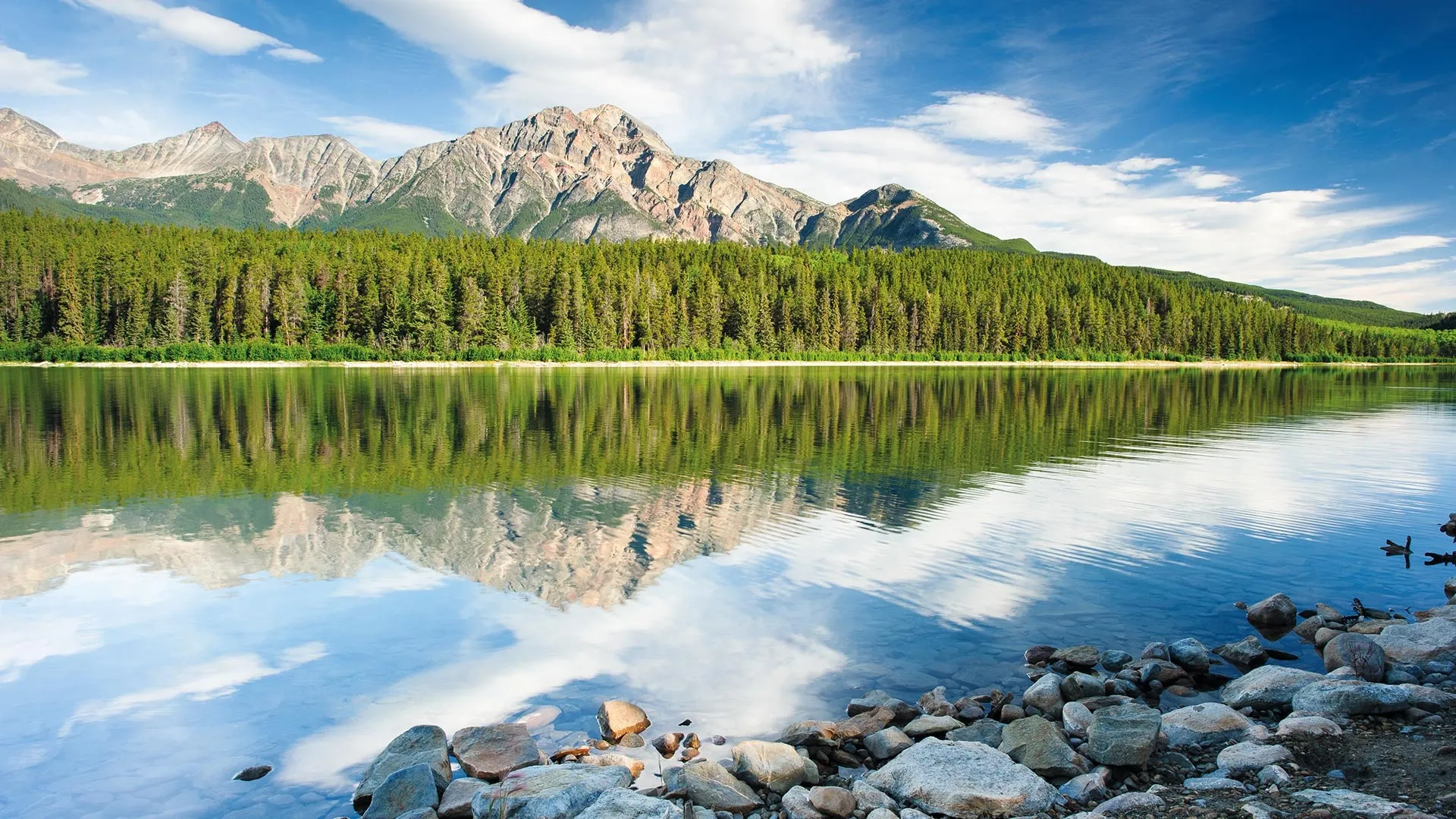 Die malerischen Zwillingsseen Pyramid Lake und Patricia Lake im Jasper-Nationalpark.
