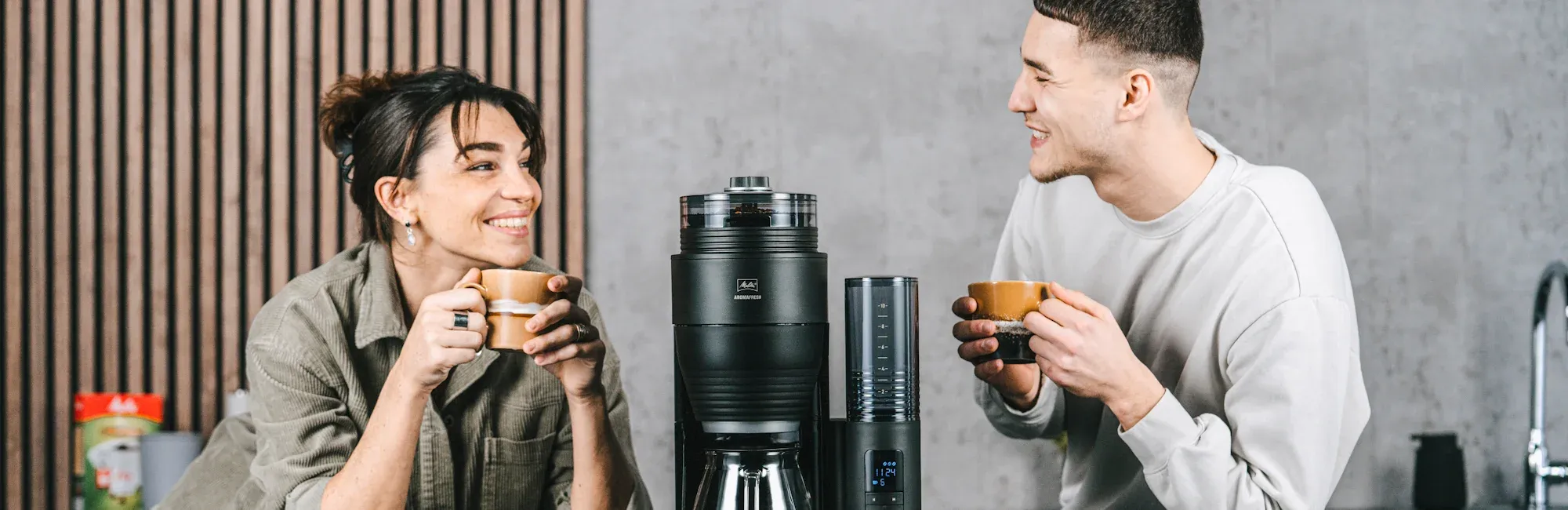 Die Melitta AromaFresh X Kaffeemaschine in einer modernen Küche mit einer Tasse frischem Kaffee