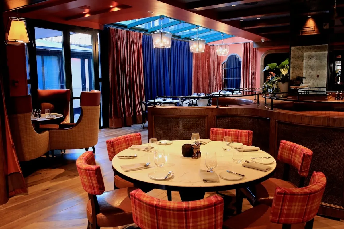 Die neu gestalteten Sitzecken der Brasserie Liberté bieten tiefe Polster und laden zu gemütlichen Stunden ein.