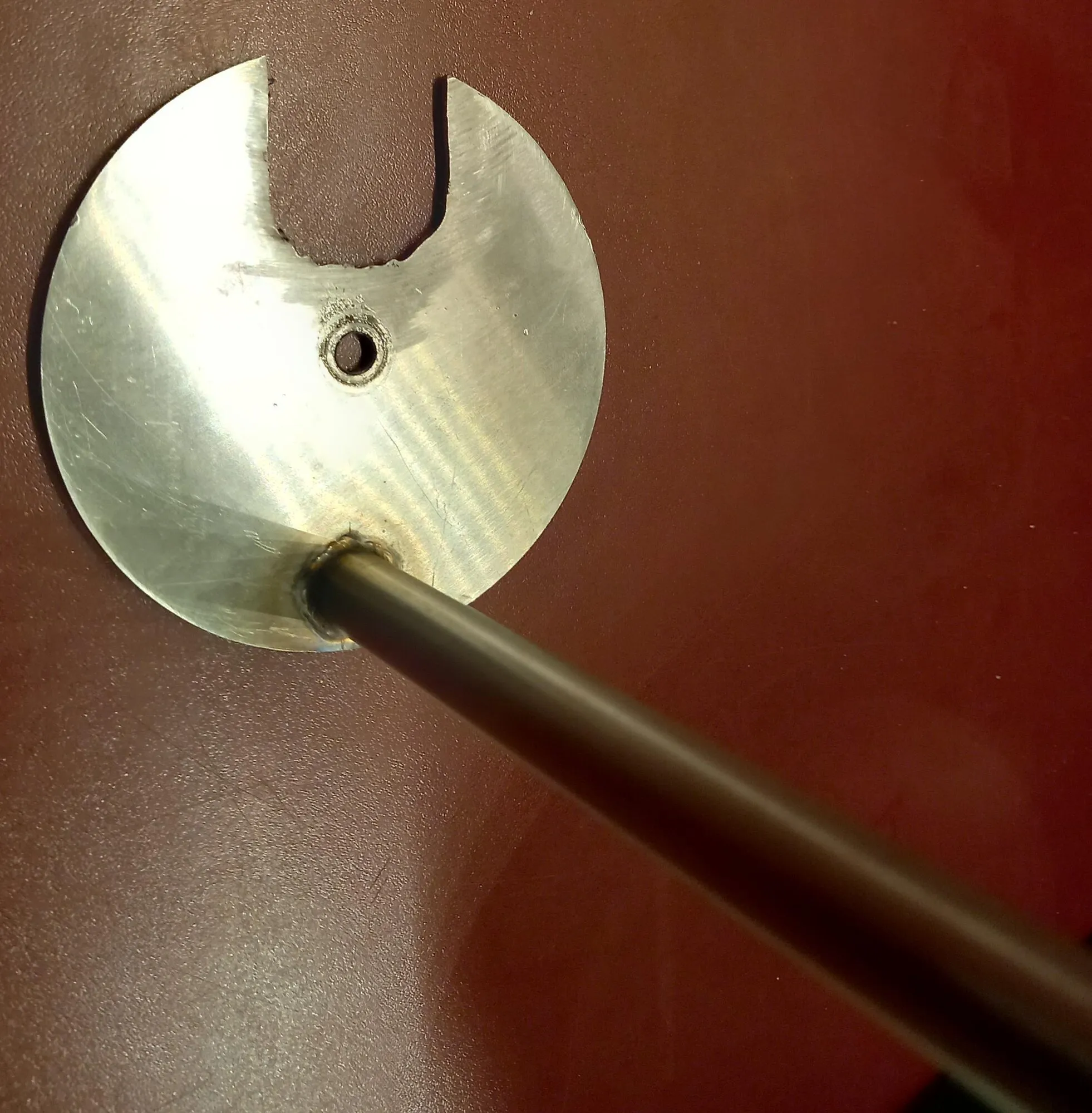 Die notwendigen Edelstahlteile: Scheibe und Rundstab für den Spiralkneter-Umbau