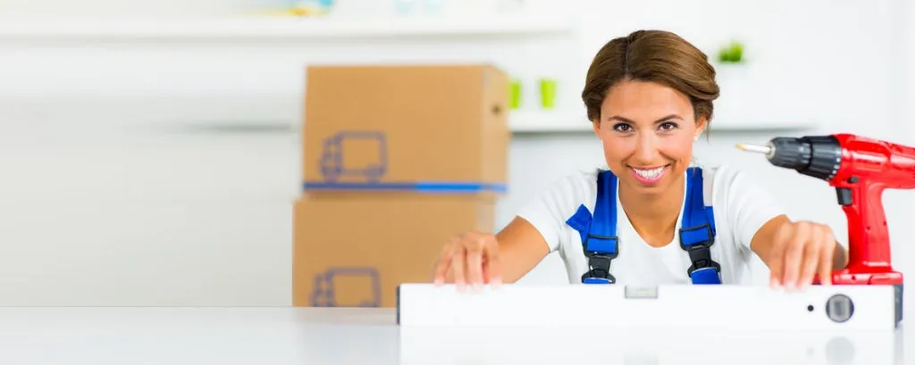 Die professionelle Montage der Küchenschränke, die bereits vormontiert geliefert werden