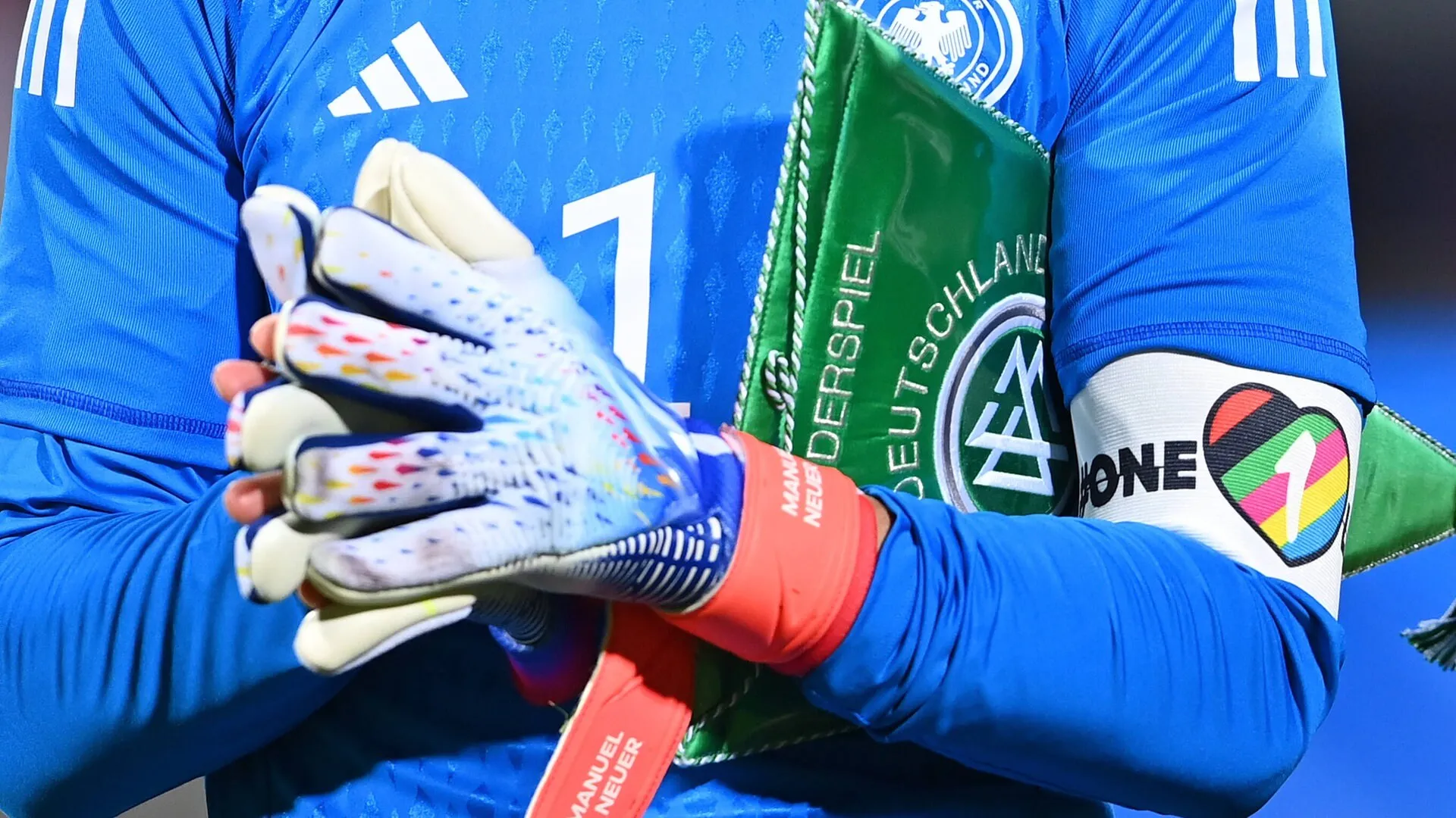 Die Regenbogenfarben der One-Love-Binde, ein Symbol für Vielfalt und Inklusion im Fußball.