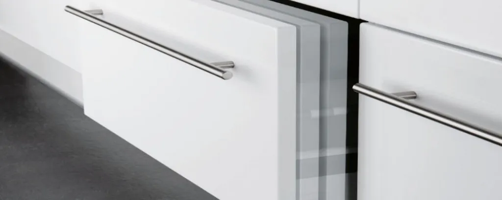 Die sanfte Dämpfung von Schubladen und Auszügen für leises Schließen