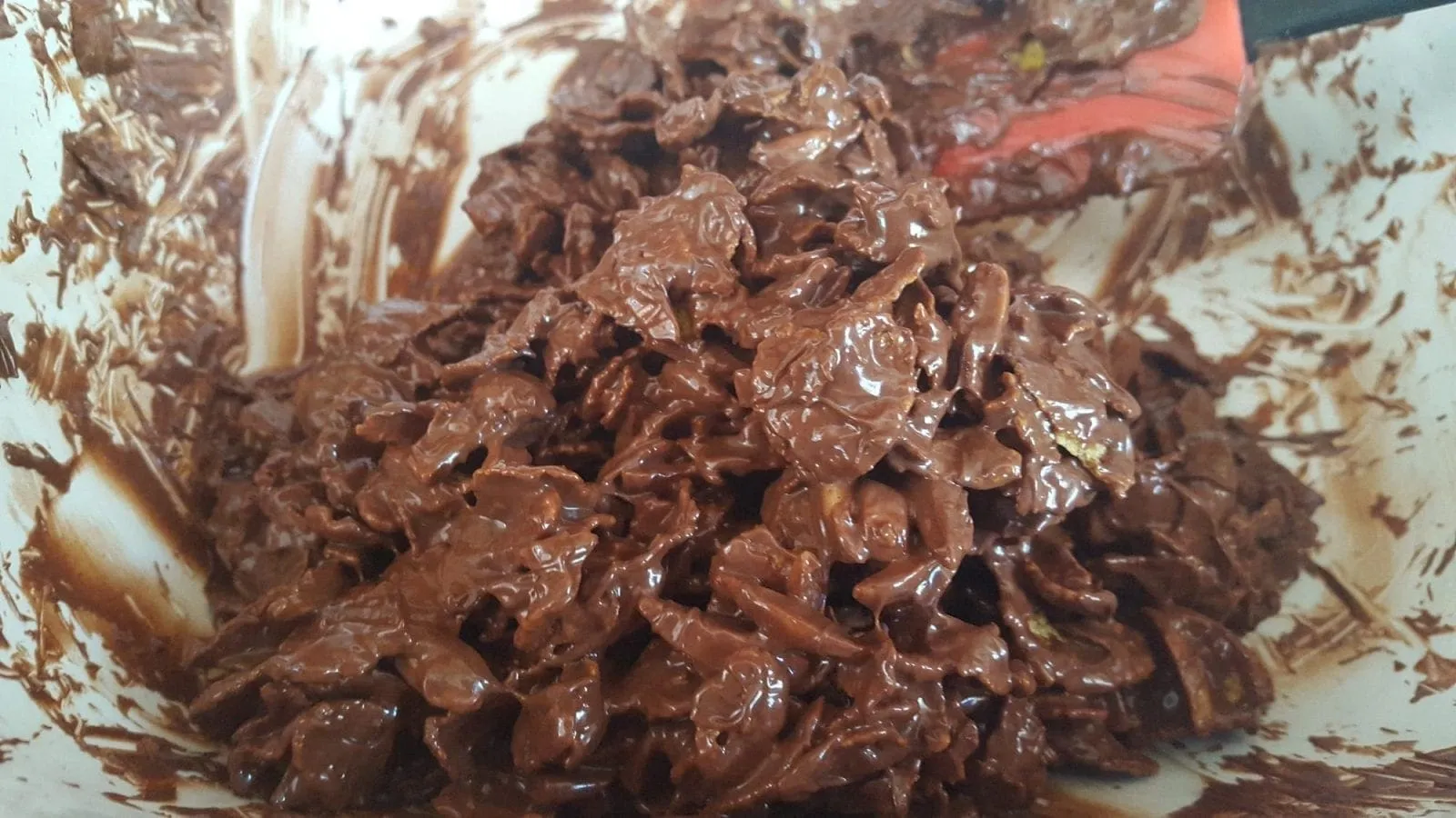 Die Schoko-Crossies-Mischung ist fertig zum Portionieren und Formen